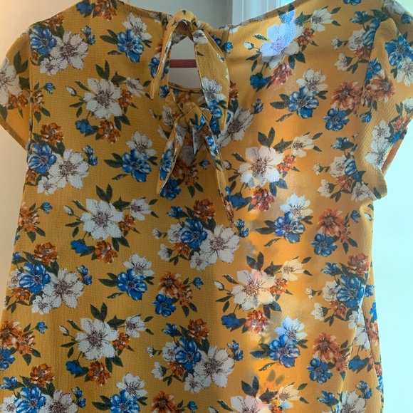 Pretty and flowy top! - Picture 2 of 2